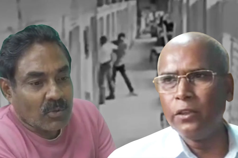 স্কুলের মধ্যেই দাদাগিরি! পড়ুয়াদের সামনেই প্রধান শিক্ষককে ঘাড়ধাক্কা দিয়ে হেনস্তা