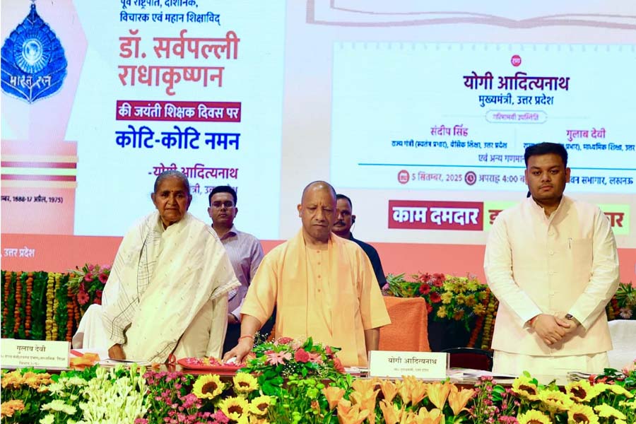 শিক্ষক দিবসে বড় ঘোষণা যোগীর, রাজ্যের প্রতিটি শিক্ষক বিনা খরচে পাবেন চিকিৎসার সুযোগ