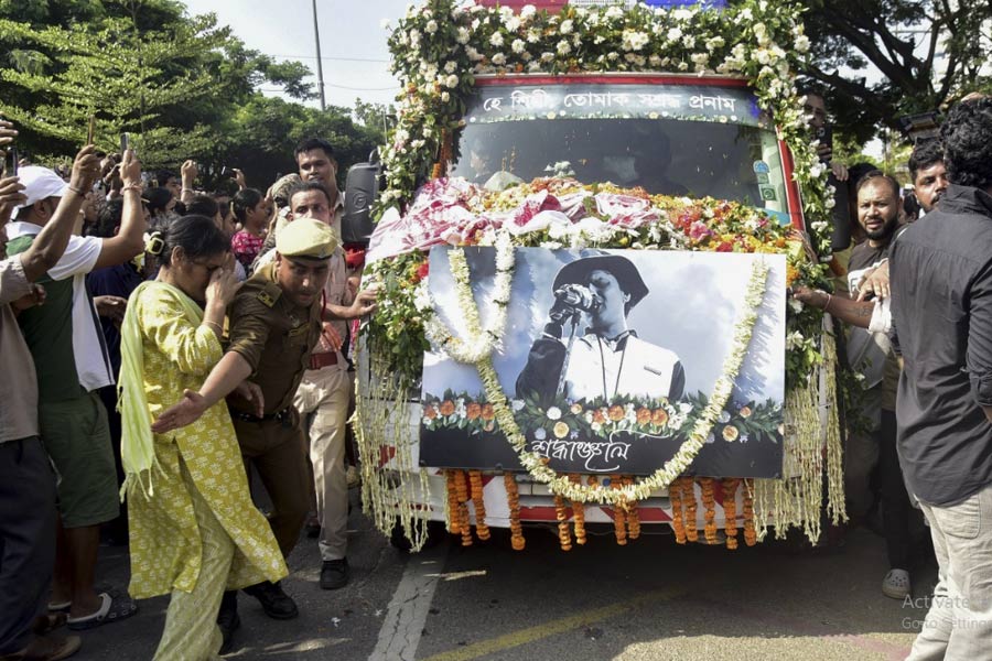 গুয়াহাটিতে ফিরল জুবিনের দেহ, বিমানবন্দরে কফিন আঁকড়ে কান্নায় ভেঙে পড়লেন স্ত্রী