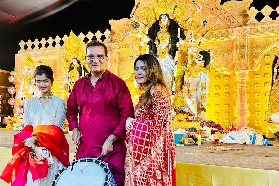 থিম পুজো নৈব নৈব চ! বম্বের বুকে সাবেকি দুর্গোৎসবে বাঙালি ঐতিহ্যকে বাঁচিয়ে রেখেছেন অভিজিৎ