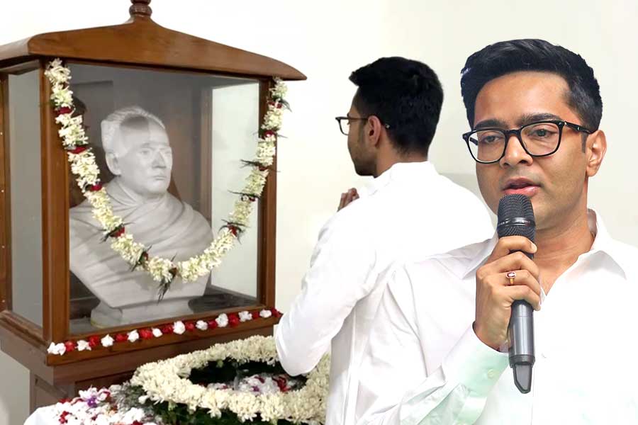 ‘বিদ্যাসাগরের মূর্তির সামনে ক্ষমা চাওয়া উচিত’, মূর্তি ভাঙার স্মৃতি উসকে ‘বহিরাগত’ শাহকে তোপ অভিষেকের