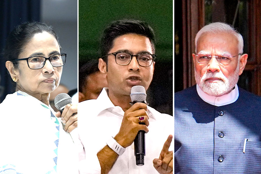 রামনবমীর তিনমাস আগে রামমন্দির উদ্বোধন কেন মোদির? মহালয়ার আগে মমতার পুজোর সূচনা নিয়ে পালটা অভিষেক