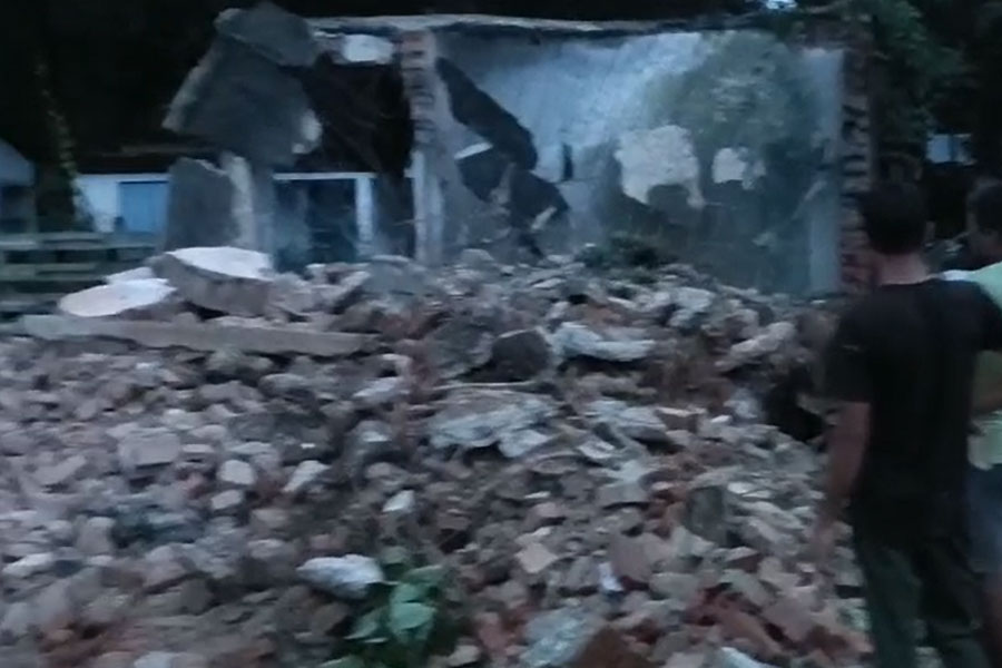 বিনা নোটিসে গুঁড়িয়ে দেওয়া হল প্রাথমিক বিদ্যালয়! কাঠগড়ায় জাতীয় সড়ক কর্তৃপক্ষ