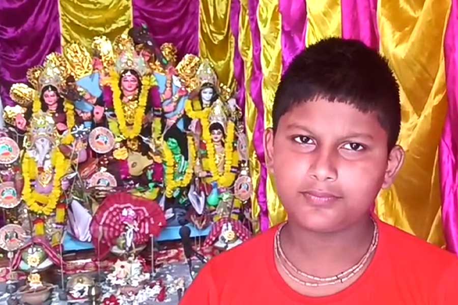 টিফিনের পয়সা বাঁচিয়ে দুর্গাপুজোর আয়োজনে ছোট্ট অঙ্কুশ! পুরোহিতের আসনেও দুই খুদে