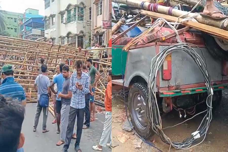 লাগাতার বৃষ্টিতে মাটি আলগা! বারাসত-দুর্গাপুরে ভাঙল পুজোর লাইটের গেট, চিন্তায় উদ্যোক্তারা