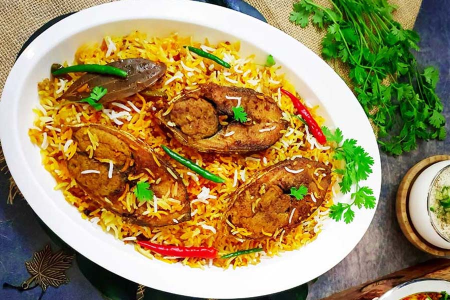 হাতে সময় কম? পুজোর উদরপূর্তি হোক ইলিশ বিরিয়ানিতে, একপদেই হোক কামাল!