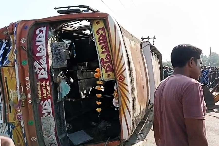 সপ্তমীর সকালে বোলপুরে ভয়াবহ দুর্ঘটনা, বাস উলটে মৃত শিশু, জখম কমপক্ষে ৩০