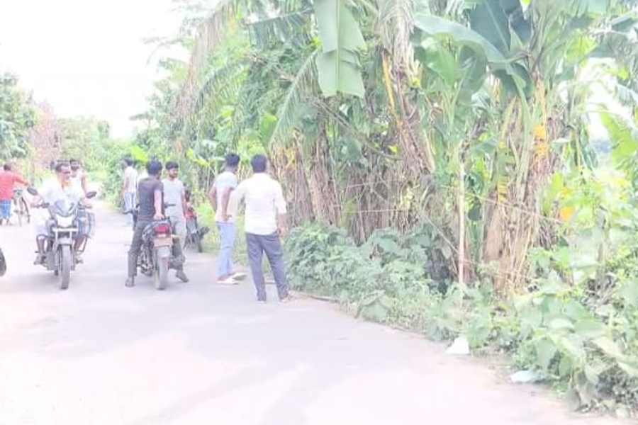 স্কুটি থেকে ডোবা পর্যন্ত রক্তের দাগেই লুকিয়ে রহস্য, হুগলিতে বিবাহবহির্ভূত সম্পর্কের জেরে খুন যুবক?