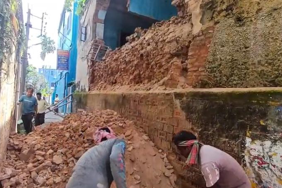 বিপদের আগাম আভাস সত্ত্বেও হয়নি মেরামত, চুঁচুড়ায় হুড়মুড়িয়ে ভেঙে পড়ল পুরনো বাড়ির একাংশ
