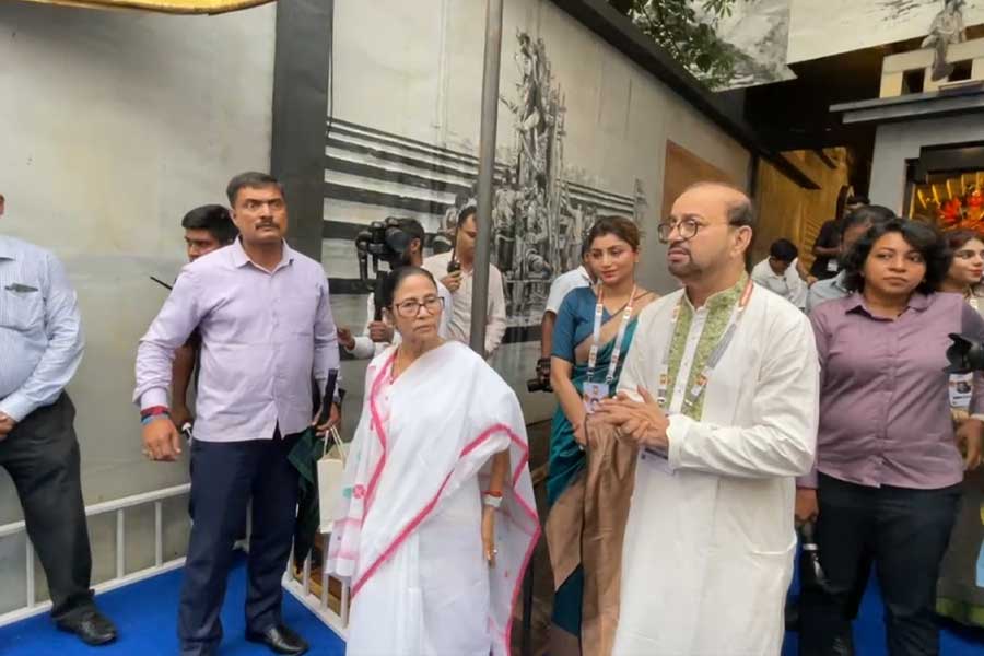 বৃষ্টি মাথায় শারদ উৎসবের সূচনায় মুখ্যমন্ত্রী, হাতিবাগান-শ্রীভূমি, মণ্ডপ উদ্বোধনে মমতা