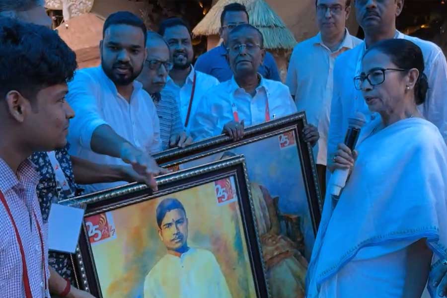 ‘বাবা-মায়ের ছবি নিয়ে প্রচার পছন্দ করি না’, খিদিরপুরে পুজো উদ্বোধনে ‘উপহার’ নিয়ে কেন এমন বললেন মমতা?