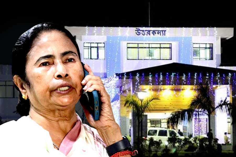 কন্যাশ্রীতে নেটওয়ার্ক সমস্যা! অশান্ত নেপালের খবরে নজর রাখতে মাঝরাতে উত্তরকন্যায় মুখ্যমন্ত্রী