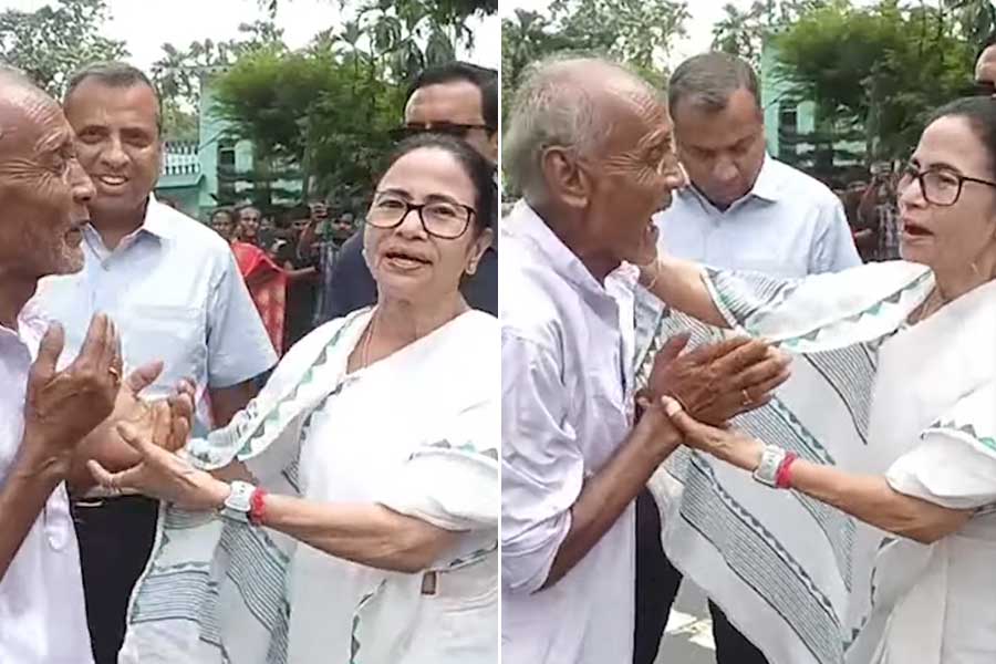 ২ নেতার লড়াইয়ে মিলছে না ঘর! ত্রাতার ভূমিকায় ‘ঘরের মেয়ে’ মমতা, মুখ্যমন্ত্রীকে প্রণাম জলপাইগুড়ির বৃদ্ধের