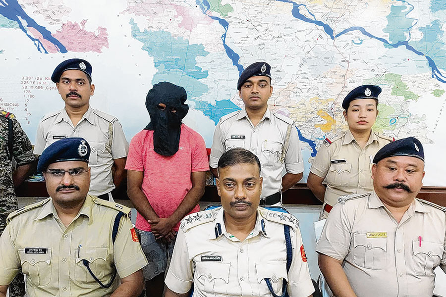 কোটি টাকার বিমা পাইয়ে দেওয়ার নামে প্রতারণা কোচবিহারে! গ্রেপ্তার যুবক, জড়িত কলকাতার চক্রও!