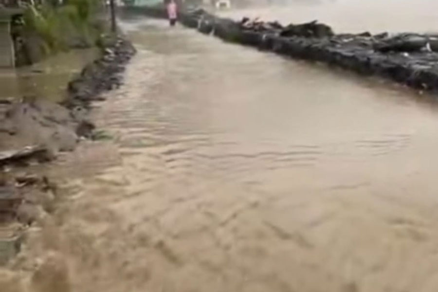 খারাপ আবহাওয়ায় দার্জিলিংয়ে বন্ধ টয় ট্রেন, রাজ্য সড়কের উপর দিয়ে বইছে নদীর জল