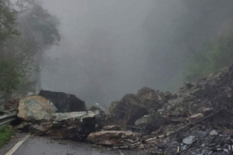 লাল সতর্কতা জারি তিস্তায়, রাস্তায় বইছে নদীর জল! ভূমিধসে অবরুদ্ধ সেবক