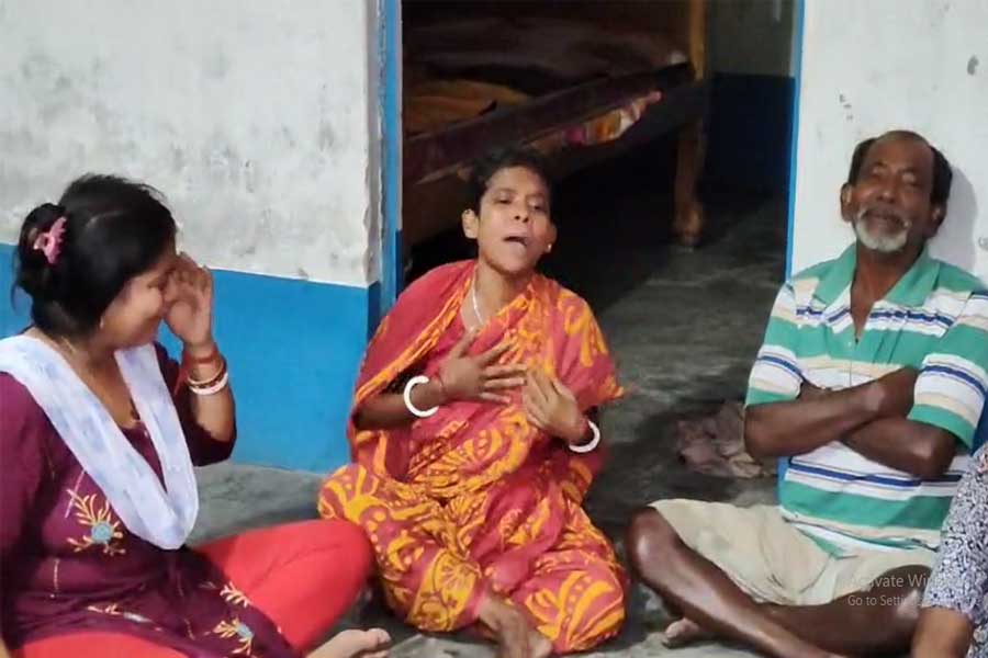 বিশ্বকর্মা পুজোর আগে মেশিন থেকে পড়ে মৃত্যু শ্রমিকের! একমাত্র রোজগেরে ছেলেকে হারিয়ে অসহায় বাবা-মা
