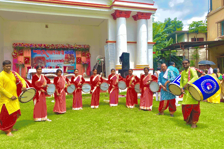পুজোয় ঢাক বাজিয়ে চলত সংসার, আজ পদ্মশ্রী গোকুলচন্দ্রের বাদ্যিতে মুগ্ধ গোটা বিশ্ব!