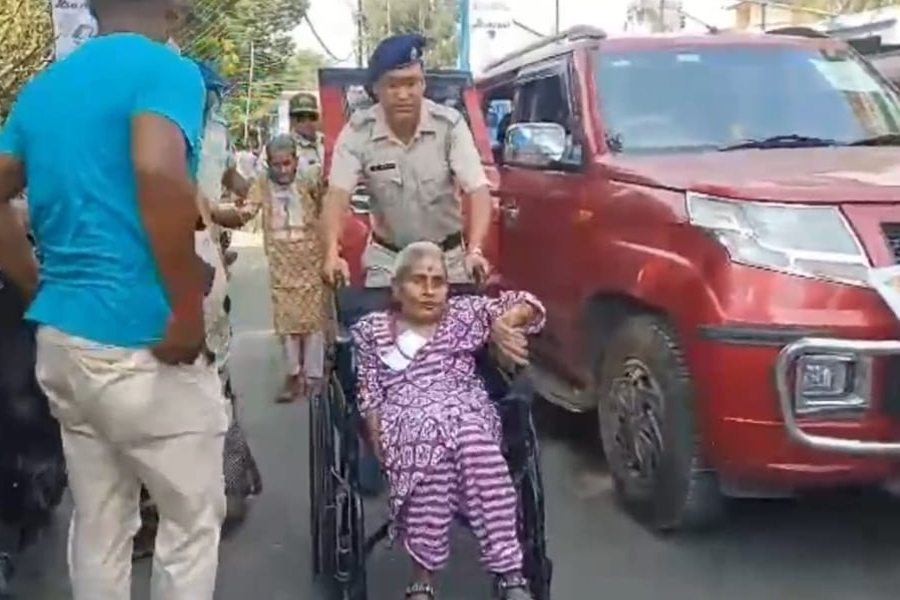 অনাথ ও প্রবীণদের নিয়ে দেবীদর্শনে পুলিশ, ছিল ভুরিভোজের আয়োজনও