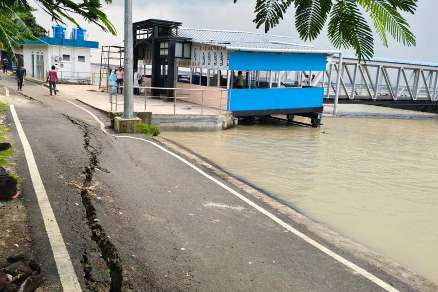 ডায়মন্ড হারবারে জেটিঘাটের কাছে রাস্তায় ফাটল! খবর পেয়েই ব্যবস্থা নিলেন সাংসদ অভিষেক