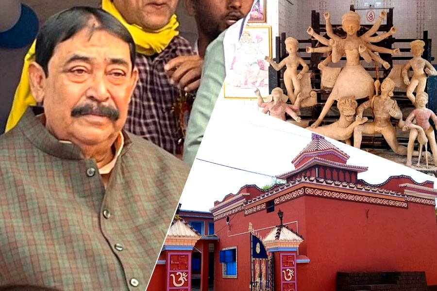 দেশের বাড়িতে তুঙ্গে পুজো প্রস্তুতি! কোমর বেঁধে নেমেছেন অনুব্রত