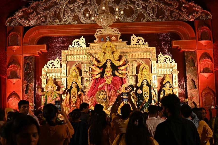 পেরিয়েছে ৯০ বছর! পুজোর দিনগুলোয় মুম্বইয়ের বেঙ্গল ক্লাব প্রবাসীদের কাছে আজও আবেগের