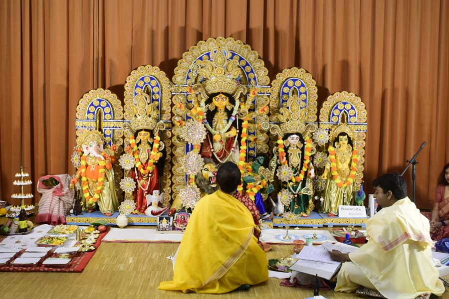 বঙ্গদেশের মতো শরৎ নাই আসুক, পুজোয় জার্মানির ড্রেসডেন হয়ে ওঠে একটুকরো কলকাতা