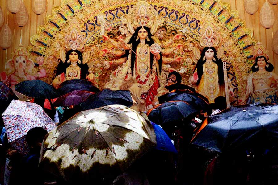 পুজোর আনন্দে বাধা হবে বৃষ্টি! আশঙ্কার কথা শোনাল হাওয়া অফিস