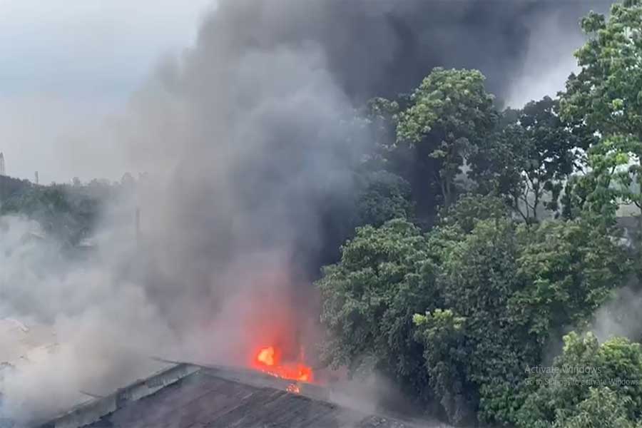 মধ্যমগ্রামের কারখানায় বিধংসী আগুন, চার ঘণ্টা পর অবশেষে আয়ত্তে পরিস্থিতি