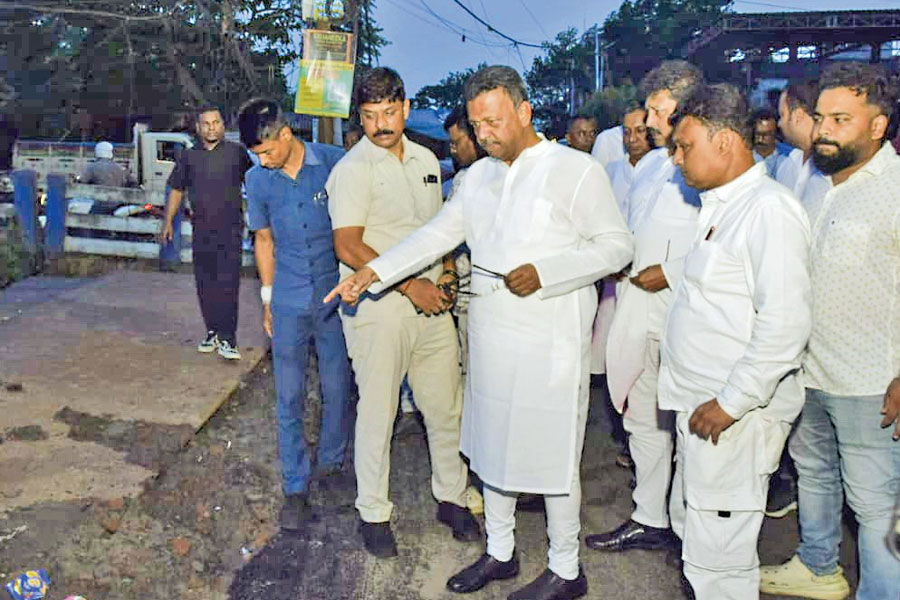 মেয়রকে পেয়ে অভিযোগ নাগরিকদের, দ্রুত রাস্তা মেরামতের নির্দেশ দিলেন ফিরহাদ