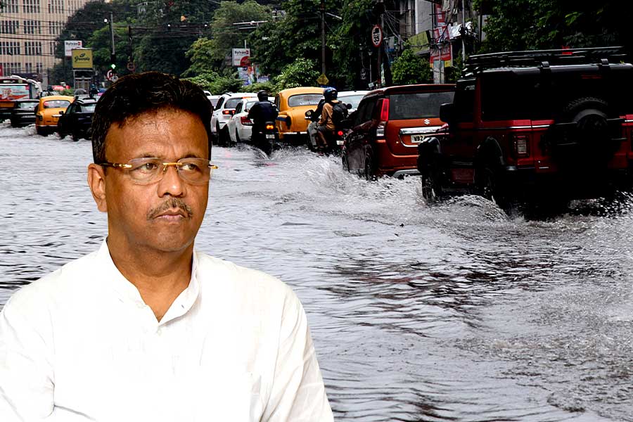 অতি গভীর নিম্নচাপের বৃষ্টিতে জলবন্দি কলকাতা! পুরসভায় বসে নজরদারি ফিরহাদের, আমজনতাকে কী বার্তা?