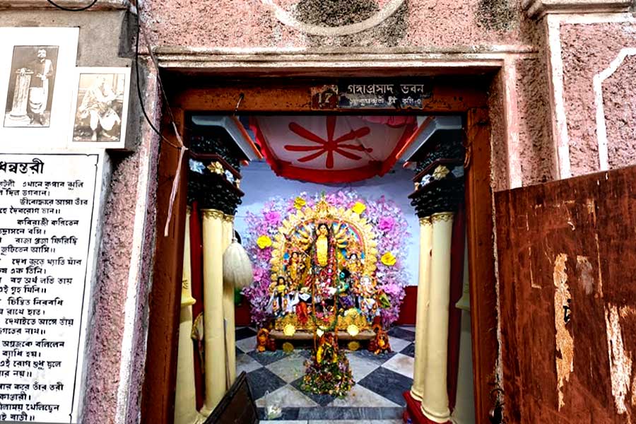রামকৃষ্ণ-স্মৃতিধন্য গঙ্গাপ্রসাদ ভবনের দুর্গাপুজো, এসেছিলেন সিদ্ধার্থশঙ্কর রায় থেকে রঘু রাই