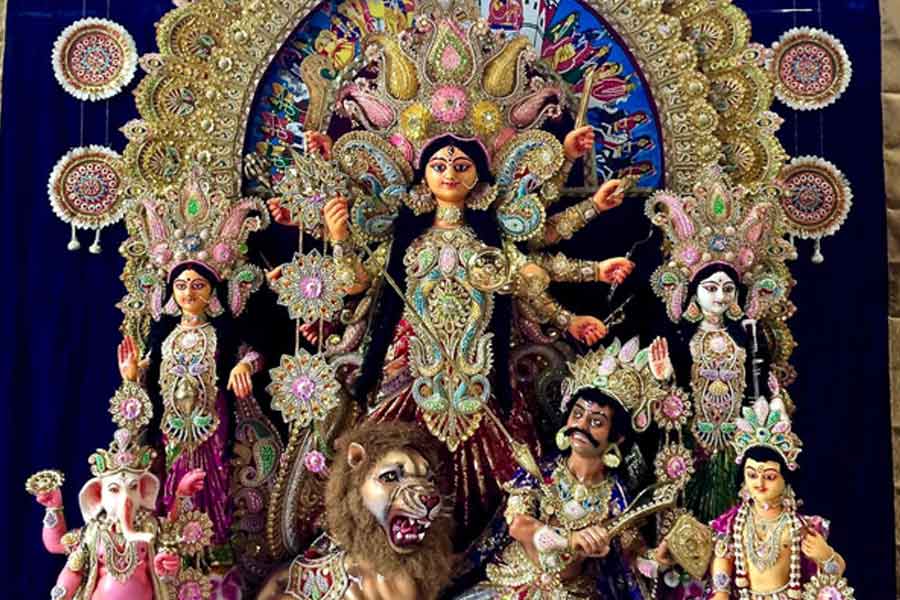 জমিয়ে খাওয়াদাওয়া আর আড্ডা, লন্ডনের এই পুজো যেন একটুকরো ম্যাডক্স