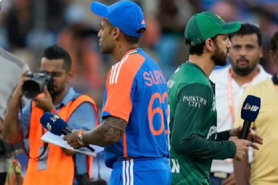 ‘লুকিয়ে লুকিয়ে আমার সঙ্গে হ্যান্ডশেক করেছে সূর্য’, বিস্ফোরক দাবি পাকিস্তান অধিনায়কের