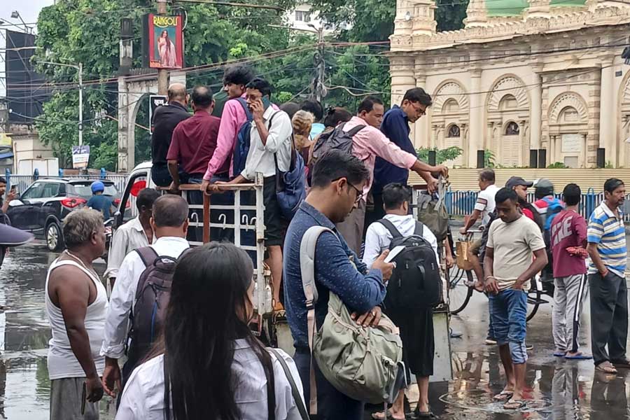 নেই মেট্রো-বাস! জনপ্রতি ১০০ টাকায় ‘হাতি’ চেপে অফিসমুখী জনতা