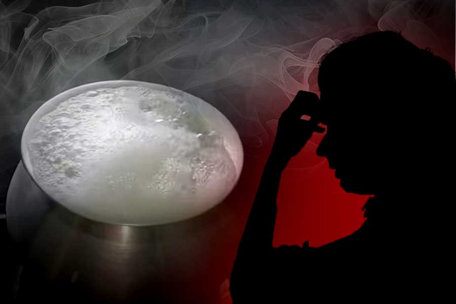 কেন এত ধোঁয়া? রাগে বিশেষভাবে সক্ষম মহিলার মাথায় ফুটন্ত ফ্যান ঢেলে দিলেন প্রতিবেশী!
