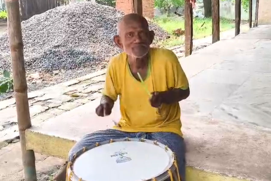 ট্রেন দুর্ঘটনায় বাদ গিয়েছে পা, প্রতিবন্ধকতা সরিয়ে পুজোয় ঢাকের বোল তোলেন জগন্নাথ ঢাকি