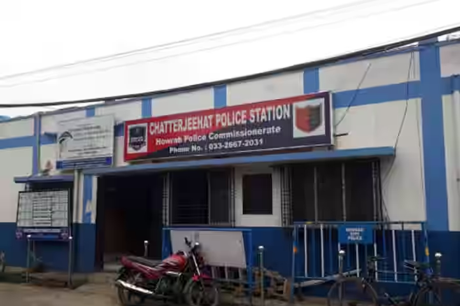 সপ্তমীর গভীর রাতে আবাসনে অপরিচিতদের আনাগোনা, প্রতিবাদ করতেই পুলিশের কপালে জুটল মার!