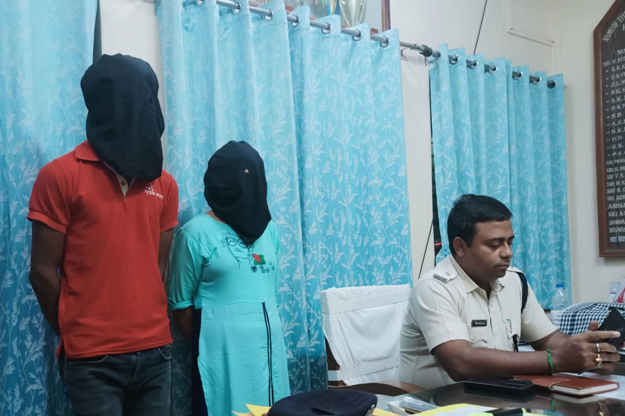 ভাড়া দিতে না পেরে টোটোচালককে ‘খুন’! অভিযুক্ত ও প্রেমিকাকে হাওড়া থেকে গ্রেপ্তার জলপাইগুড়ি পুলিশের