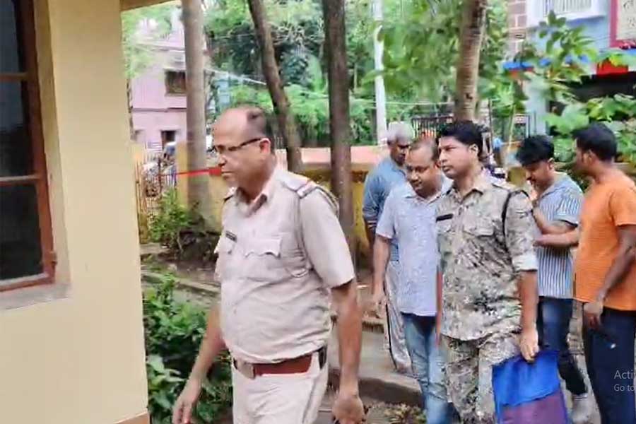 ‘মানসিক যন্ত্রণা নিতে পারছি না’, বাবা-মাকে ‘খুন’ করে সুইসাইড নোট ঝাড়গ্রামের SI-এর