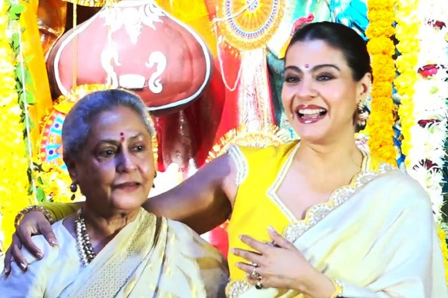 ‘যাচ্ছি তোমার আলমারিতে রেড করতে’, মুখার্জিদের পুজোর আড্ডায় জয়া বচ্চনকে ‘হুঁশিয়ারি’ কাজলের