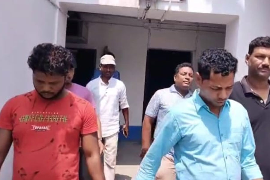 পুজোর আগে সক্রিয় নয়া জালিয়াতি চক্র! কল্যাণীতে বধূর এটিএম কার্ড হাতিয়ে লক্ষাধিক টাকা চুরি, গ্রেপ্তার ২