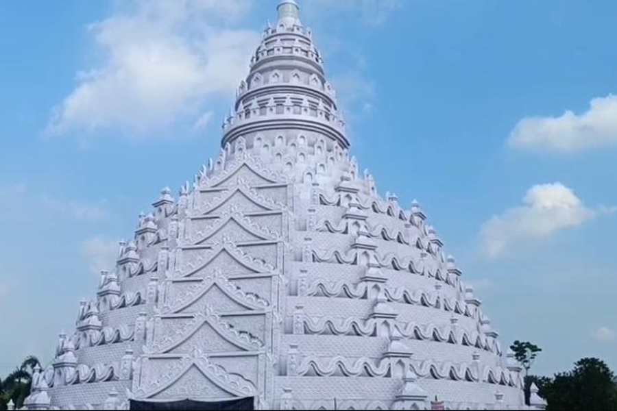 বৌদ্ধ মন্দিরের আদলে ১৮০ ফুট উঁচু মণ্ডপ কল্যাণীতে! প্রতিমার অঙ্গে ৮০ কেজি গয়না
