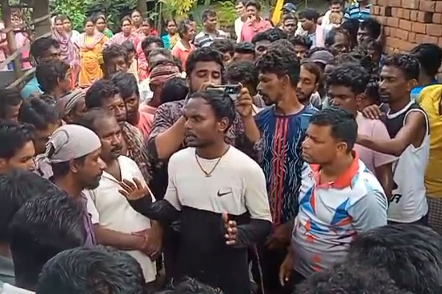 পরকীয়া সম্পর্কের জের, বধূ ও প্রেমিককে রাতভর আটক, খুঁটিতে বেঁধে নিগ্রহ! চাঞ্চল্য বর্ধমানে