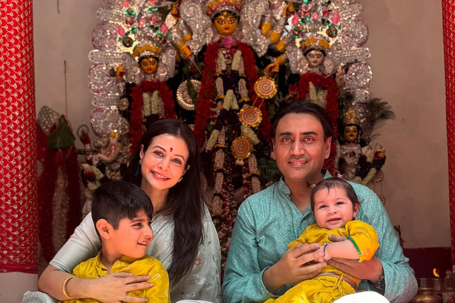সপ্তমীতে মেয়ে কাব্যর মুখ দেখালেন কোয়েল, মল্লিক বাড়ির মিষ্টি পারিবারিক মুহূর্ত মন কাড়ল টলিউডের