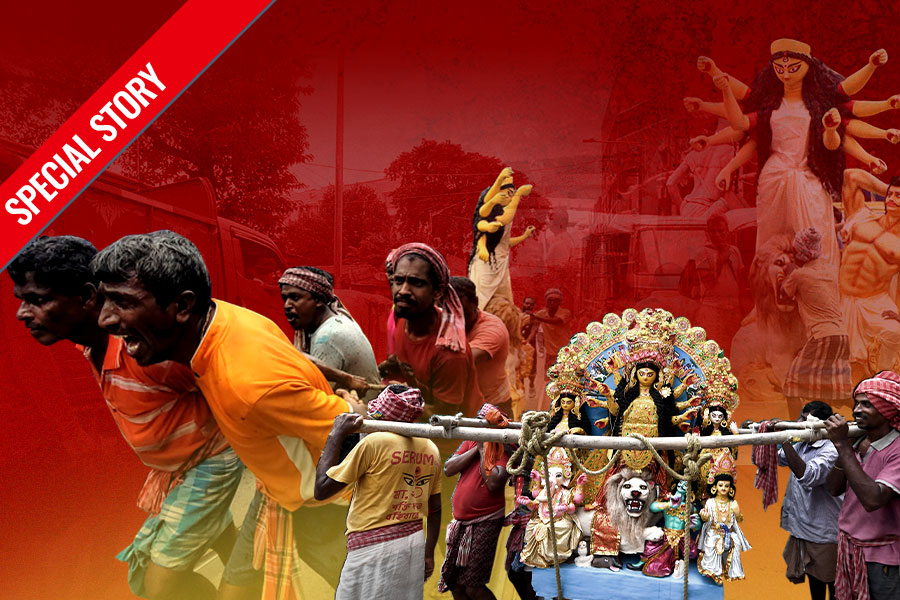 পালকি চলে, গগন-তলে! রোদ-জল বৃষ্টি পেরিয়ে অজানা কথায় কুমোরটুলির ‘কুলি’রা