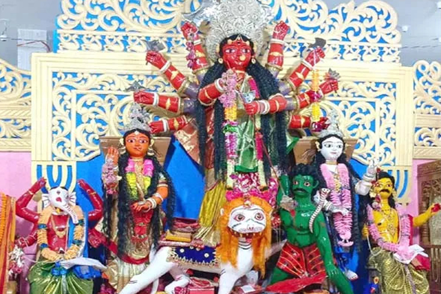 রক্তবর্ণ প্রতিমা, বাংলাদেশে ৩০০ বছর ধরে চলছে ব্যতিক্রমী ‘লালদুর্গা’র পুজো