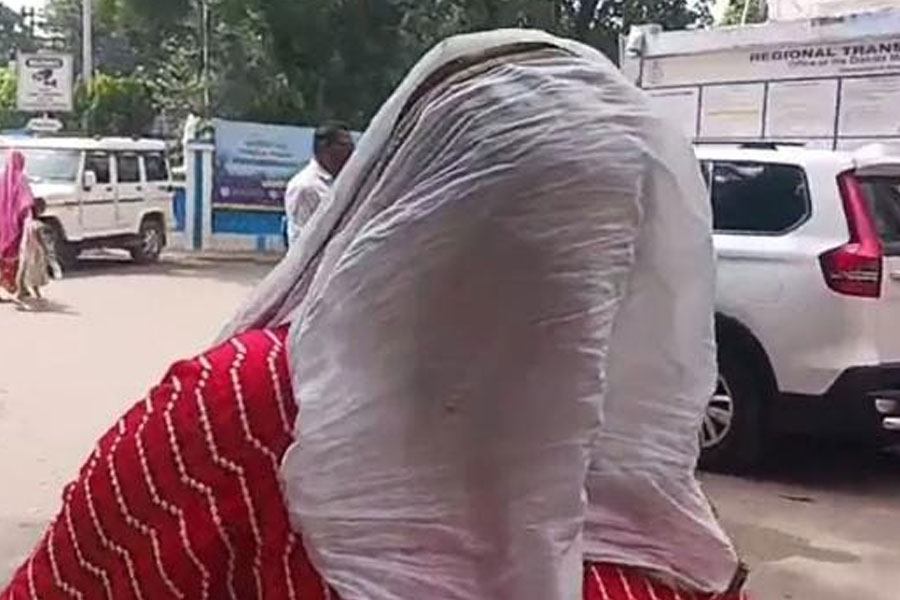স্কুল পরিদর্শকের সই ও সিল জাল করে ব্যাঙ্ক লোন! মালদহে গ্রেপ্তার প্রধান শিক্ষিকা