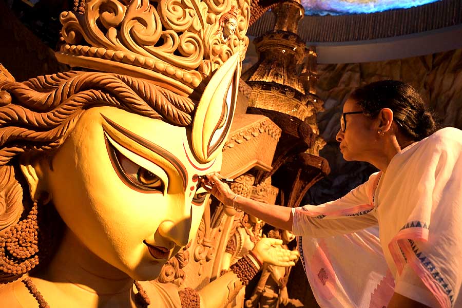 চেতলা অগ্রণীতে মাতৃপ্রতিমায় চক্ষুদান মমতার! পুজোর মঞ্চ থেকেই বাংলার অস্মিতা রক্ষার বার্তা