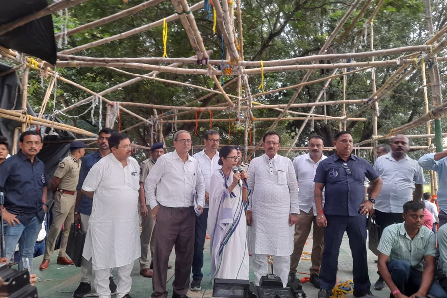 ‘মোদি বাবুর জায়গায় অনুষ্ঠান করব না’, মমতার নির্দেশে সরছে আন্দোলন মঞ্চ